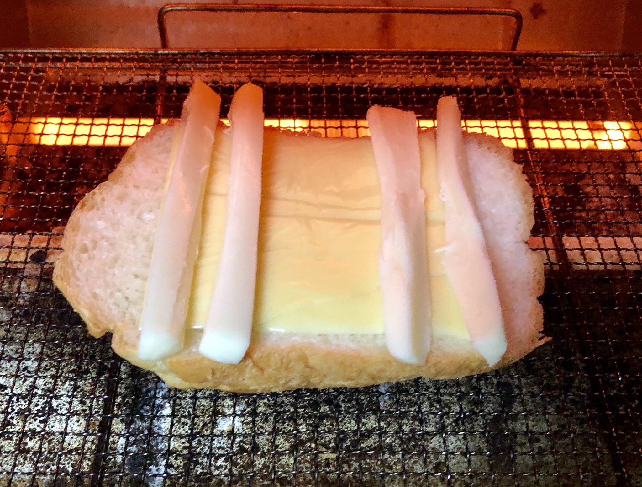 巨四郎 特殊陶芸家 ガラダ堂代表 マンガ肉なチーズハットグのレシピ 食パンに溶けるチーズを敷き さけるチーズを分割して置く トースターで4 5分焼く 焼き過ぎないように注意 T Co Iyyxhqslw4 T Co Lz4jlsgnyx Twitter