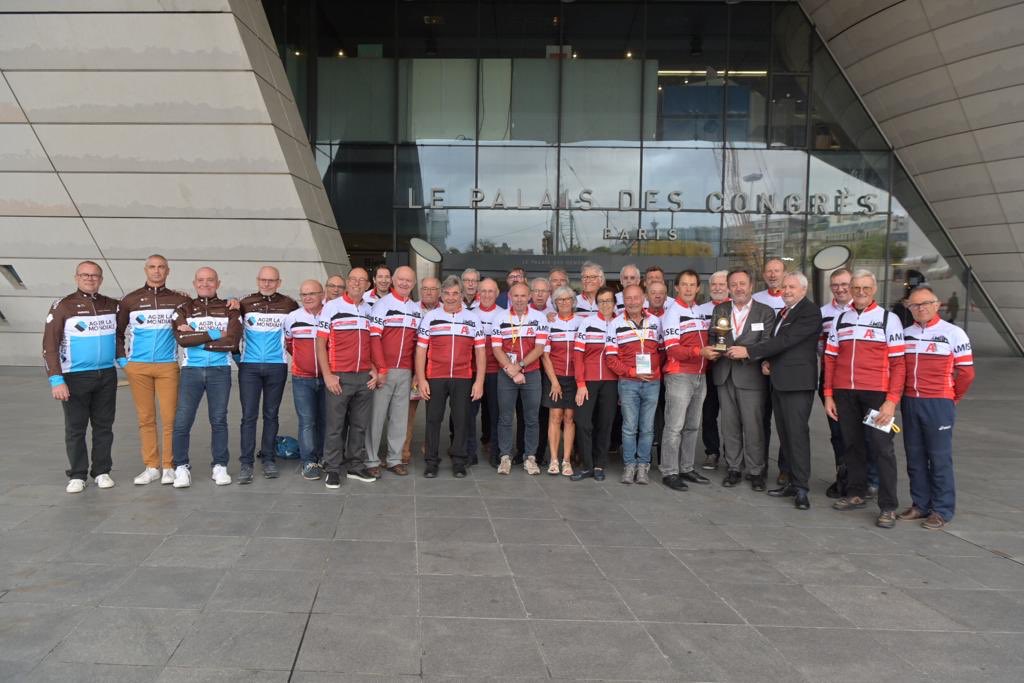 congresoec's tweet photo. Félicitations aux 33 cyclistes de l’#AMISEC pour leur parcours #ClermontFerrand - #Paris
Accueil très chaleureux de @PhSauveplane et @lbenoudiz pour leur arrivée sur le parvis du Palais des Congrès
#CongrèsOEC #Congrès365 https://t.co/7EiFs2zasm