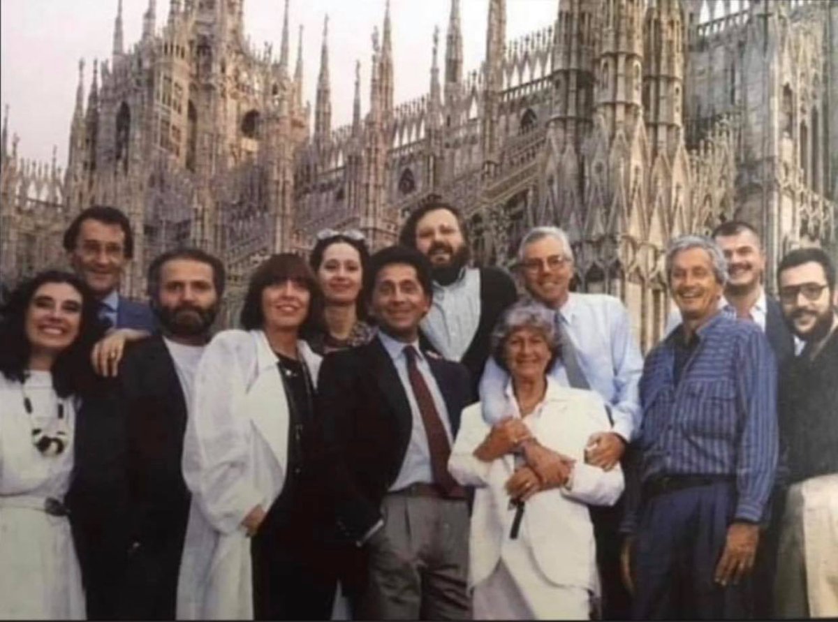 Condividiamo questa iconica foto del 1985 che ritrae le due vere anime di #Milano: la #moda e il suo <a href="/DuomodiMilano/">Duomo di Milano</a>!
All'ombra della #Madonnina: L. Biagiotti, M. Valentino, G. Versace, Krizia, P. Fendi, Valentino, G. Ferrè, M. Shon, G. Armani, O. Missoni, F. Moschino, L. Soprani