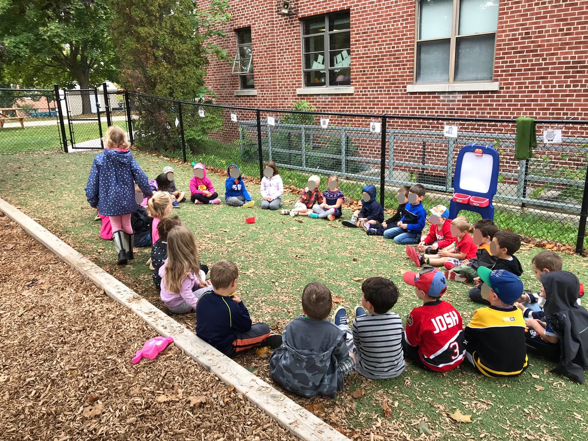 Quand la récréation du midi devient un peu trop chaotique...un petit jeu de 🍎 🍏 🍌 submerge. La participation était impressionnante! Bravo les @miniACND 🥰 <a href="/acnotredame/">Académie catholique Notre-Dame</a>