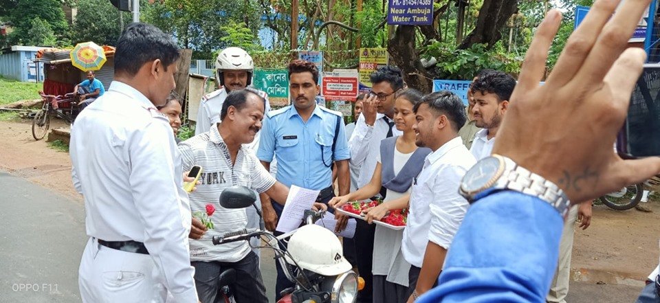 WBPolice's tweet photo. Traffic Awareness programme was organised by Durgapur Traffic Guard under #AsansolDurgapurPoliceCommissionerate to generate Road Safety awareness among school students. 
#SafeDriveSaveLife
#AwarenessIsTheKeyOfSafety https://t.co/0AnTG7JHlQ
