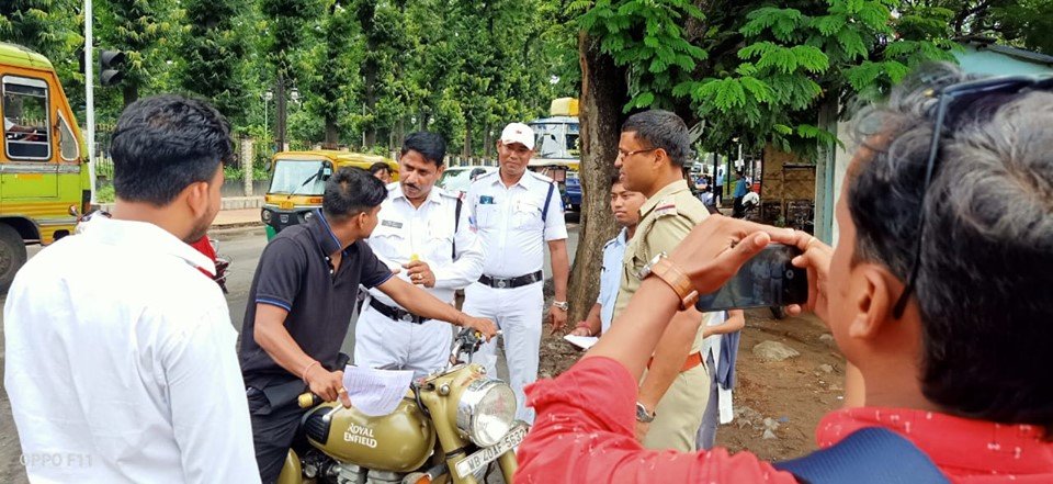 WBPolice's tweet photo. Traffic Awareness programme was organised by Durgapur Traffic Guard under #AsansolDurgapurPoliceCommissionerate to generate Road Safety awareness among school students. 
#SafeDriveSaveLife
#AwarenessIsTheKeyOfSafety https://t.co/0AnTG7JHlQ