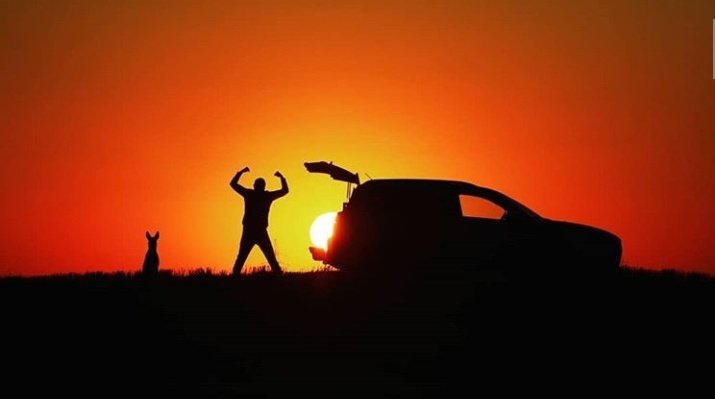 قام مصور مع زوجته في روسيا، بإلتقاط صور مذهلة جدا مع غروب الشمس بزوايا مختلفة ليجعلها تبدو وكأنه يحمل الشمس إلى صندوق سيارته.
Wow!!🧡