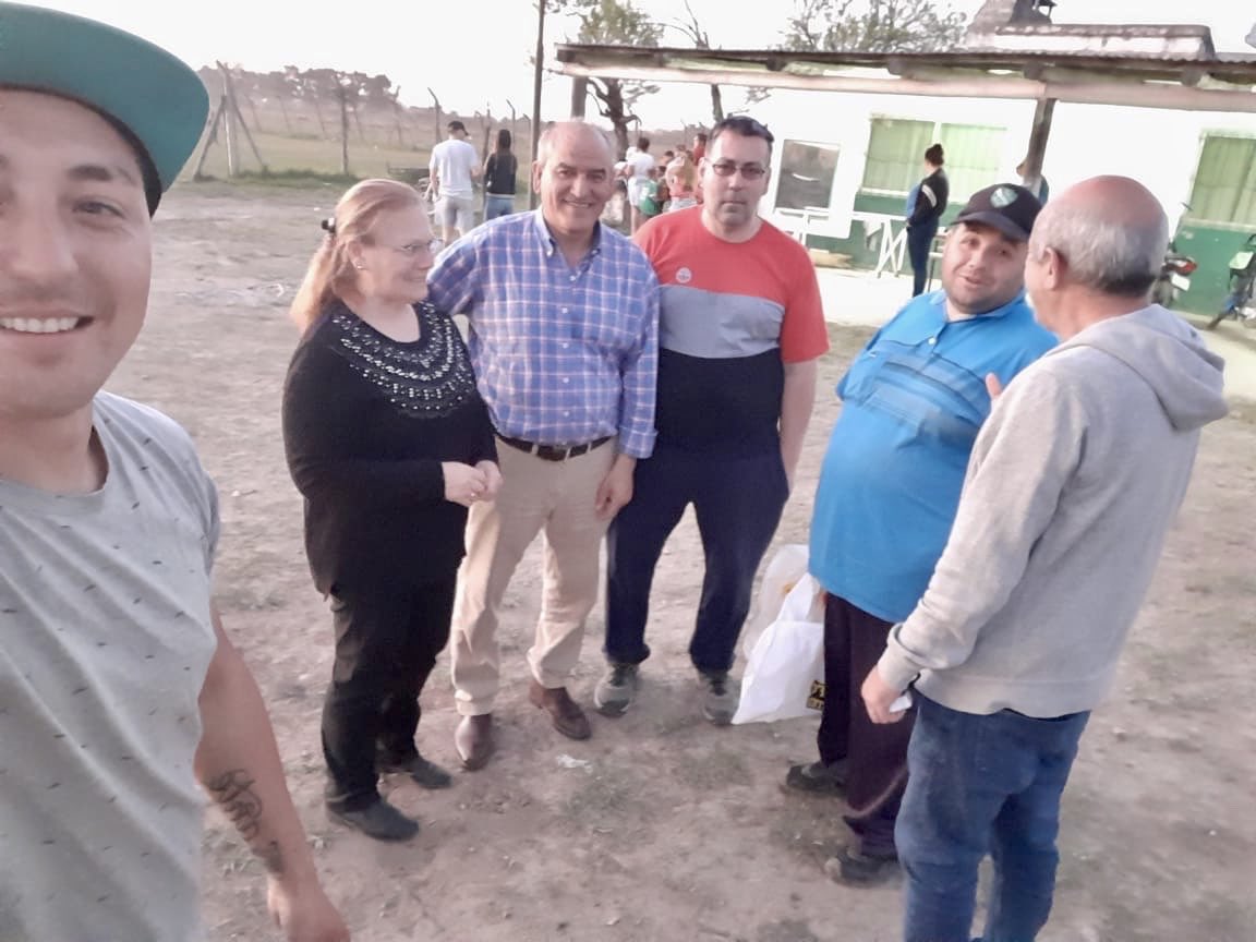 juancjuarez11's tweet photo. #Lujan reunión con miembros de la comisión de la #escuela de #Fútbol #SantaElena muy buen trabajo para los chicos. El deporte como actividad recreativa para la formación en Valores. Felicitaciones por la tarea Social que realizan. @Somos_Lujan #JuarezIntendente https://t.co/tWTrMGXZ4j