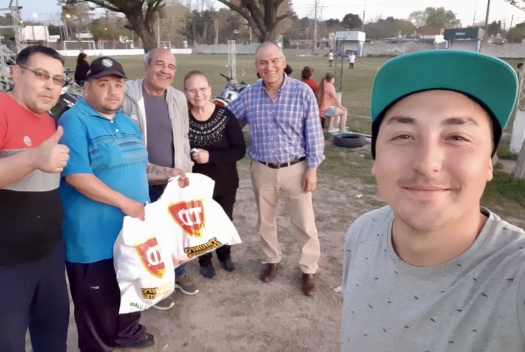 juancjuarez11's tweet photo. #Lujan reunión con miembros de la comisión de la #escuela de #Fútbol #SantaElena muy buen trabajo para los chicos. El deporte como actividad recreativa para la formación en Valores. Felicitaciones por la tarea Social que realizan. @Somos_Lujan #JuarezIntendente https://t.co/tWTrMGXZ4j