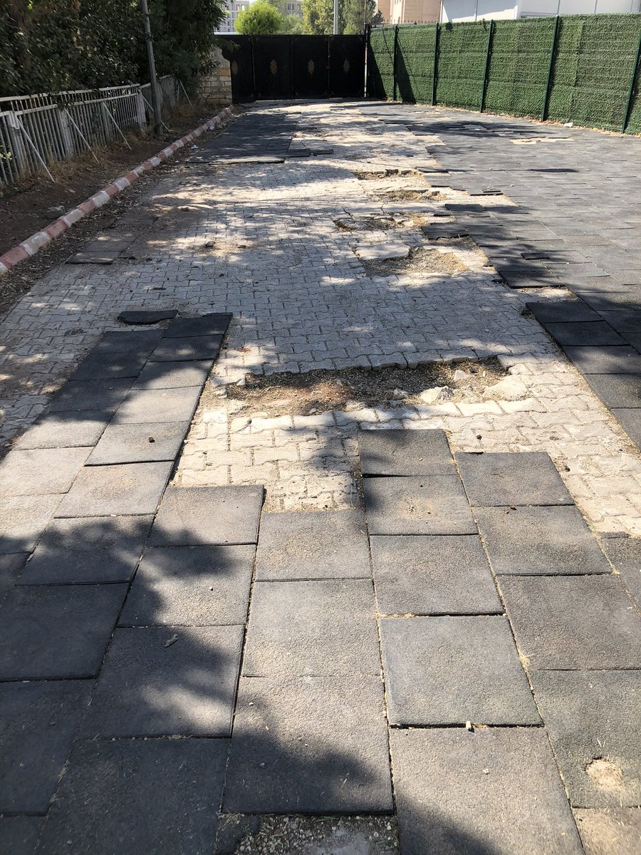 saim_khrmn's tweet photo. Sayın Başkanım @mcanpolatnet Hatice Gelener İlkokulu bahçesinde hem öğrencilerimizin güvenliği hem de okulumuzun görünümü açısından onarım gerektiren alanlarımız bulunmaktadır. Çözüm noktasında duyarsız kalmayacağınıza eminiz. https://t.co/HOGcDCYWIQ