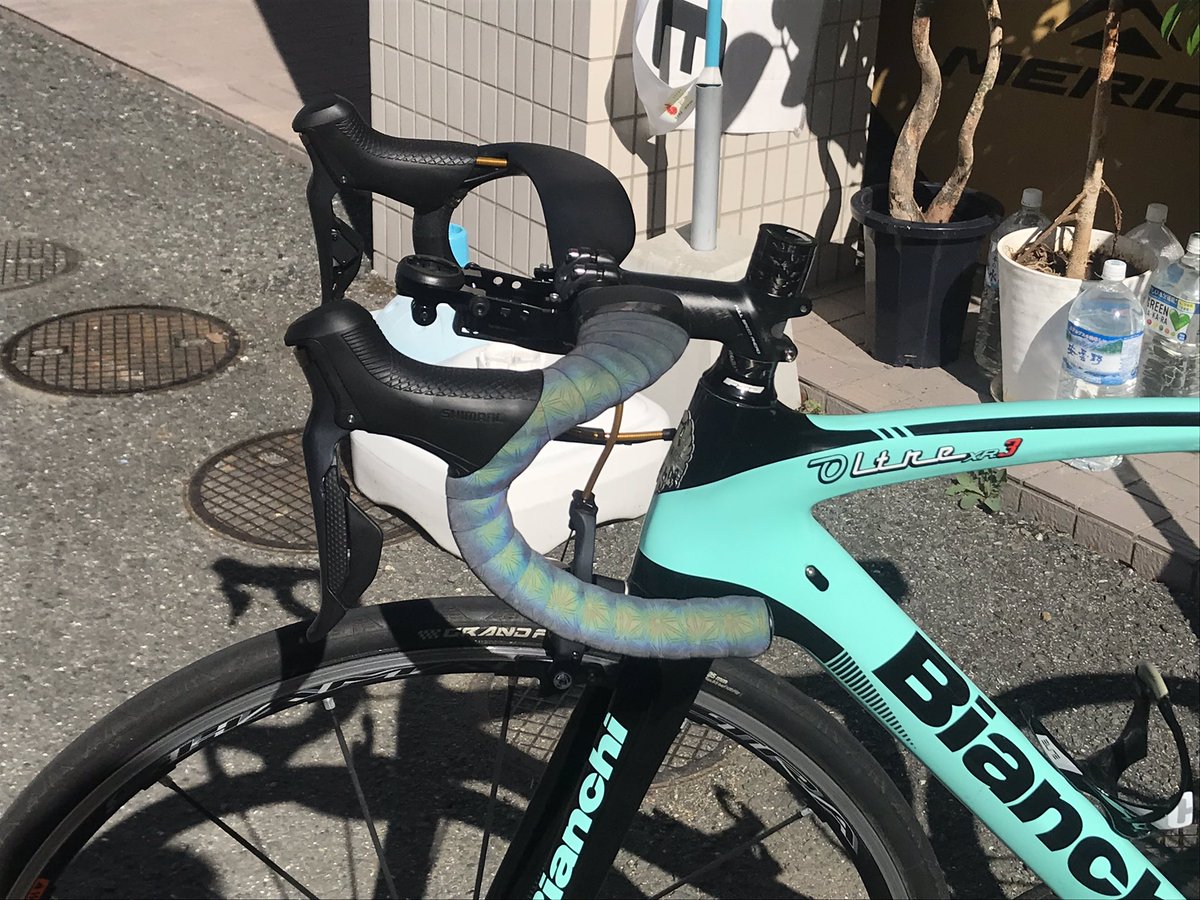 サイクルショップカンザキ千里店 まいど アカネです スパカズのオイルスリックリフレクティブバーテープ ちゃんとハンドルに巻いてますよ 日光でギラギラに光りやがる エロい