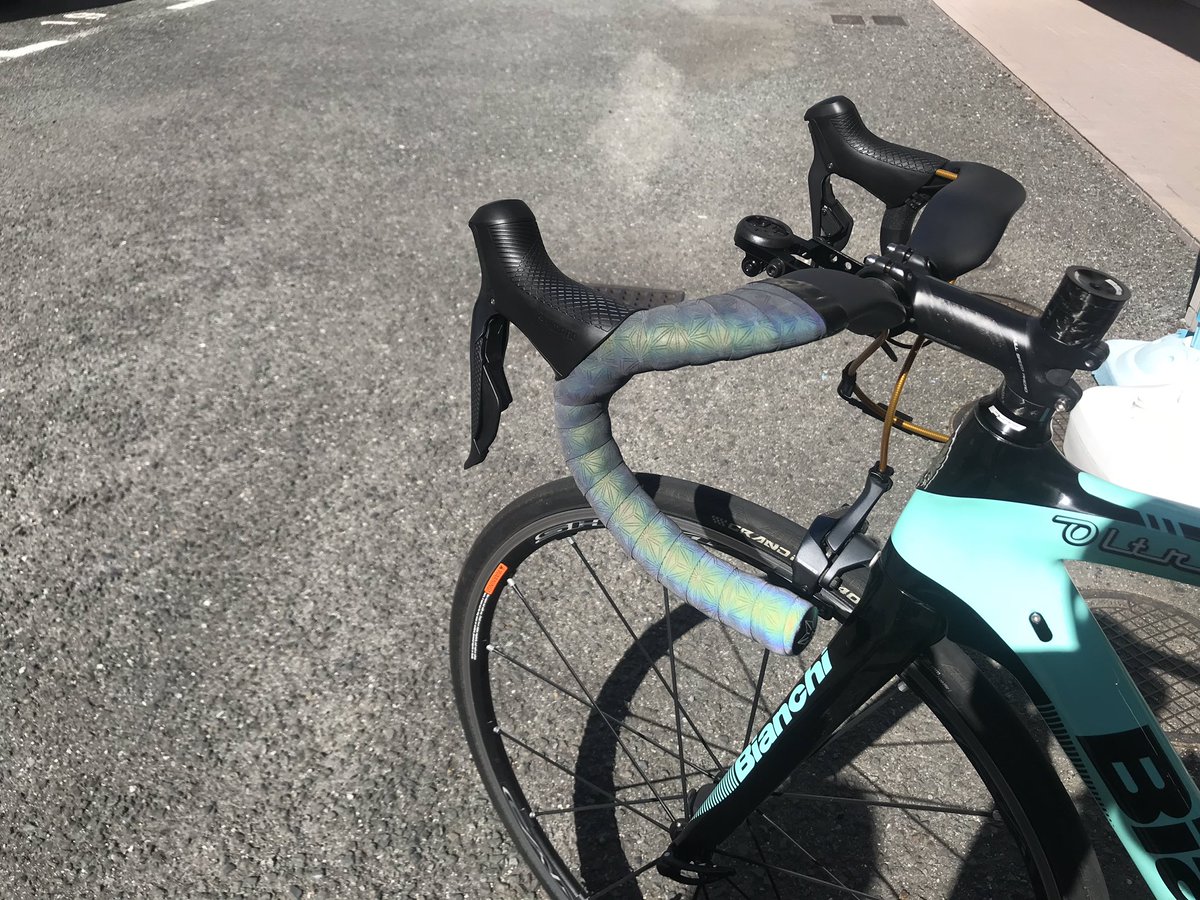 サイクルショップカンザキ千里店 まいど アカネです スパカズのオイルスリックリフレクティブバーテープ ちゃんとハンドルに巻いてますよ 日光でギラギラに光りやがる エロい