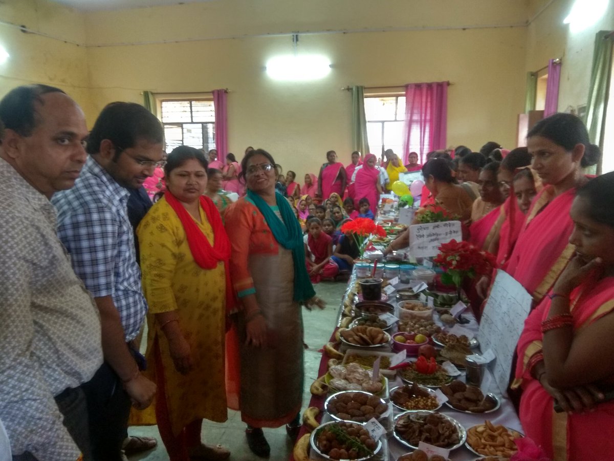 SbpUnnao's tweet photo. On 25th Sept. 2019, Recipe competition was organised in the Hasanganj tehsil. SDM Hasanganj participated and interacted with the AWWs. #PoshanMaah19 #thankyouanganwadididi @SPreraks @MinistryWCD @dmunnao @CMOfficeUP @POSHAN_Official https://t.co/cqjCA0aOb6