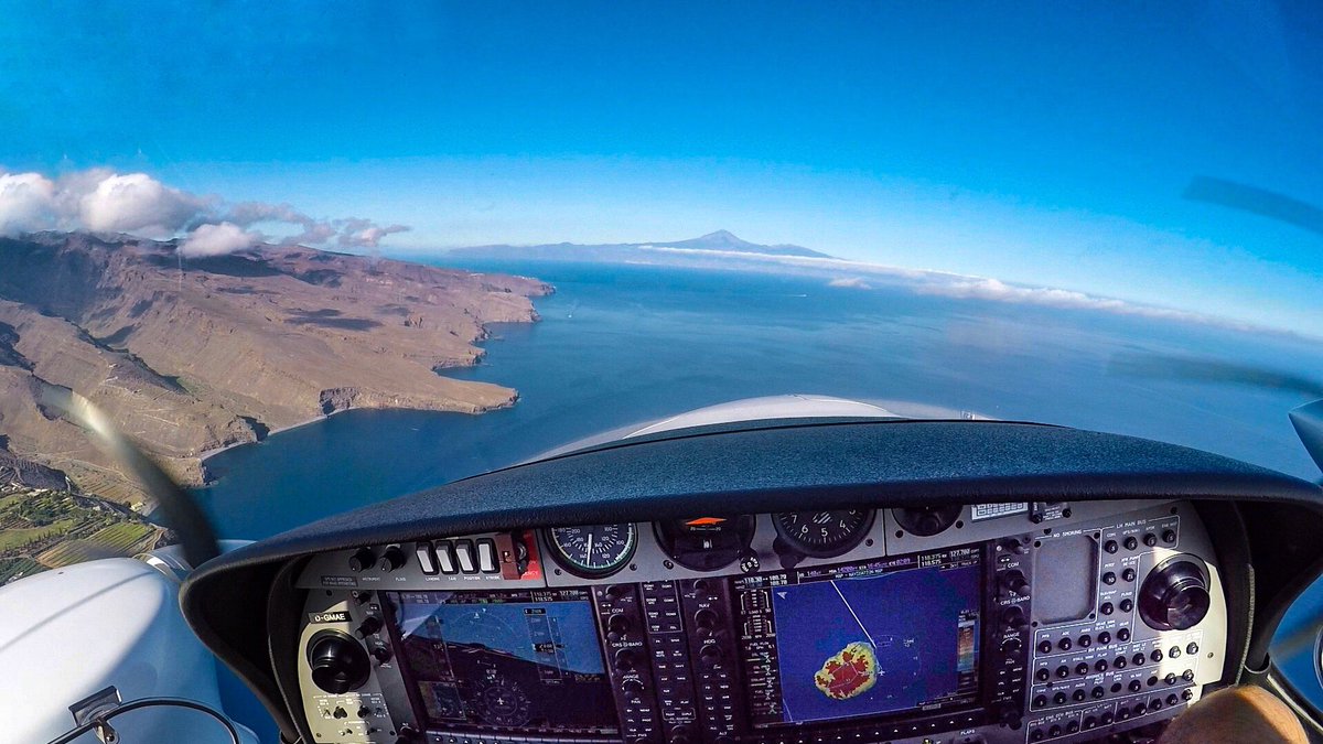 stani320's tweet photo. First class views 🙌😍 #firstclassviews #da42 #diamondda42 #diamondaircraft #weflydiamondaircraft #sky #lagomera #tenerife #teide #yosoytenerife #avgeek #blue #ocean #garmin1000 #flygarmin #wingtipwednesday #cockpit #cockpitview #canaries #canarias #gopropilot #goproaviation https://t.co/Qcb1E6MVT9