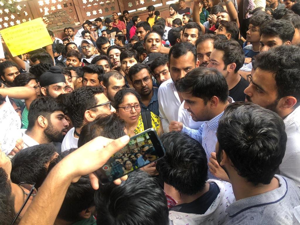 AmishTiwari4's tweet image. Thank you respected @Neerajkundan  sir for supporting the #icaiprotest. We will not sit quiet until the 39_4 is ammended. #DearICAIAmend39_4 #icaipleasechange #dearicaiammend39_4  @guptar