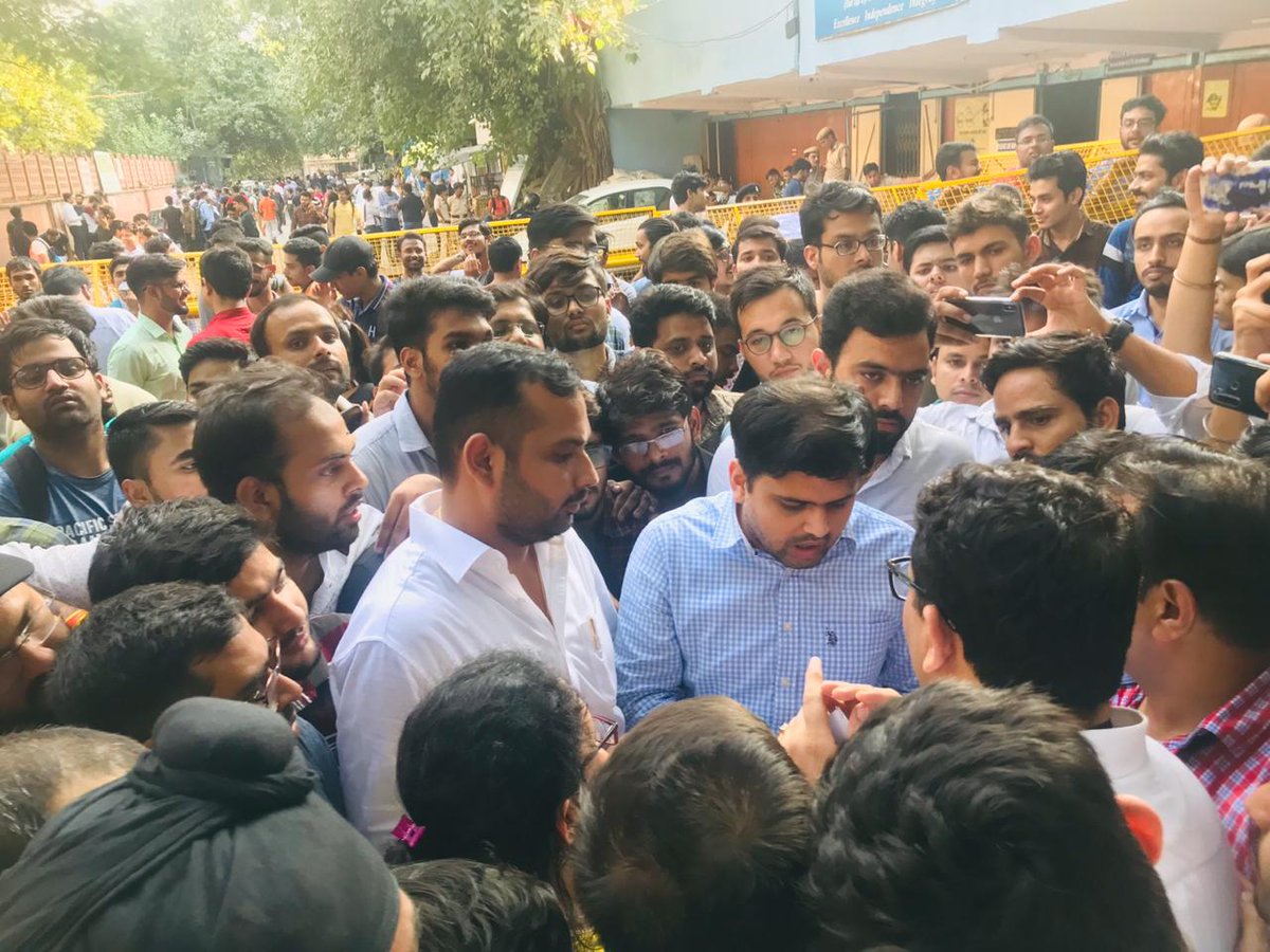 AmishTiwari4's tweet image. Thank you respected @Neerajkundan  sir for supporting the #icaiprotest. We will not sit quiet until the 39_4 is ammended. #DearICAIAmend39_4 #icaipleasechange #dearicaiammend39_4  @guptar