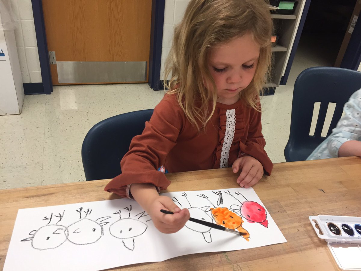 AimeeRop's tweet photo. Learning our colors in Kindergarten!! Love these sweet pictures!! 💕#haymarkettogether #hmesart #kinderhicks https://t.co/yoSIT8gA4r