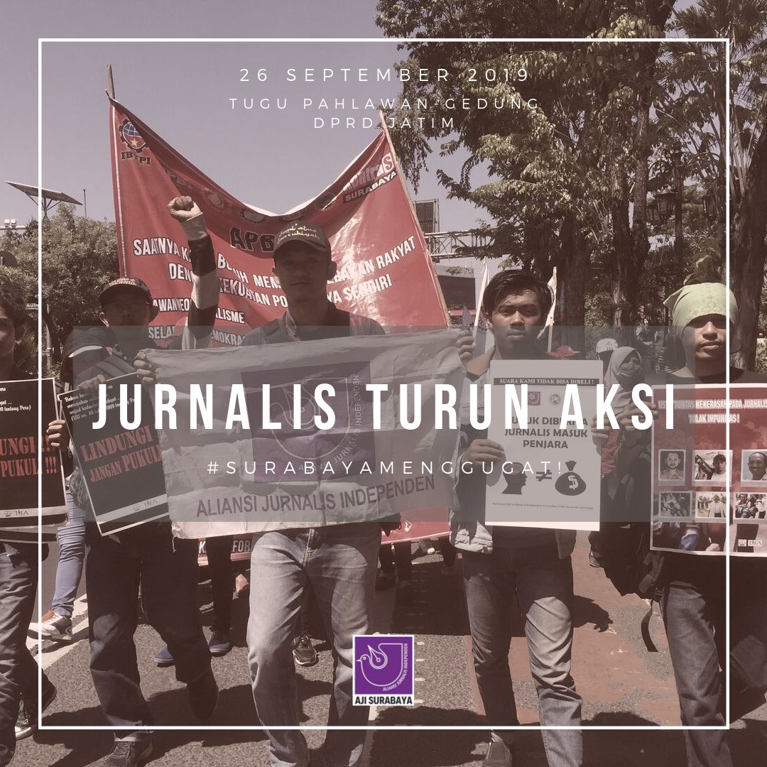 aji_surabaya's tweet photo. jurnalis Turun Aksi. Sejarah memanggil kembali! Ayo kawan2, ada jutaaan alasan kita mengaspal! cc @AJIIndonesia #SurabayaMenggugat https://t.co/adJosccBKi