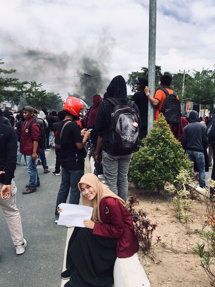 FadillahAzis's tweet photo. Bagi Mahasiswa yg skrng mmprjuangkn hak kita sbg warga negara,trimaksh bnyk tlh mwkli rakyat.Smg yg klian prjuangkan membuahkn hasil yg dihrpkan, tetap jaga diri,jgn melebihi btas wjar emosi,lkukn swjarnya ssuai dgn apa yg ditntukn.
Salam Mahasiswa!
Btw krtsnya ksng mnta di isi😄 https://t.co/zVHOIoFw4R