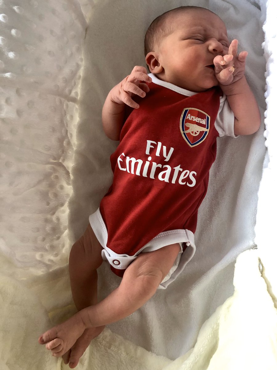 StuartPryor1's tweet photo. Jenson’s not even 40 hours old yet and he’s already representing the gunners! @Arsenal @AFTVMedia @MrDtAFC https://t.co/WyOFLNdO0R