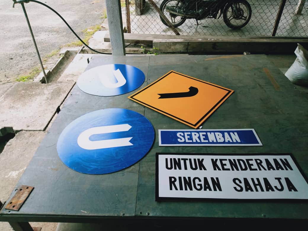 kerja-kerja membuat papan tanda utk cadangan penutupan sementara persimpangan lampu isyarat Jalan seremban tampin, Taman forest height.<a href="/JKRNS/">JKR Negeri Sembilan</a> @kpkr