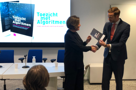 Overhandiging essay 'Toezicht met Algoritmen' door onze collega <a href="/DanielFrijters/">Daniël Frijters</a> aan wethouder @Sbruines tijdens de Haagse week van het Algoritme. Boodschap: toezicht met AI biedt kansen, maar wel onder voorwaarden. bit.ly/2lokp6Q
<a href="/GemeenteDenHaag/">Gemeente Den Haag</a> #WvhA2019 #DigiLab070