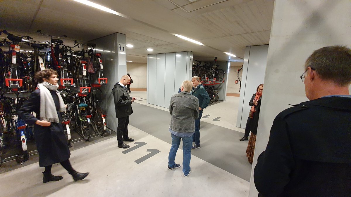 Eftermiddagen i Utrecht påbörjades med ett platsspel för att analysera "plinterna". Jeroen Laven från <a href="/Stipoteam/">Stipo</a> berättar nu om <a href="/cityateyelevel/">TheCityatEyeLevel</a>. #nordicplacemaking #placemaking