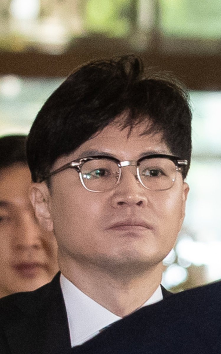 sbm94power's tweet photo. 2015년 후배여검사 두명을 성추행 혐의로 옷을 벗고 현재 CJ상무 재직중인 진동균 검사의 매형이 조국 장관 수사를 지휘하는 한동훈 검사라고. 진동균이 불구속 재판 1심 실형 받았으나 이례적으로 성폭행 사건 피의자 임에도 법정구속 없어. 판검사들 상호부조 한다는데 한동훈 역할이 궁금하네. https://t.co/ZkWRUCAG53