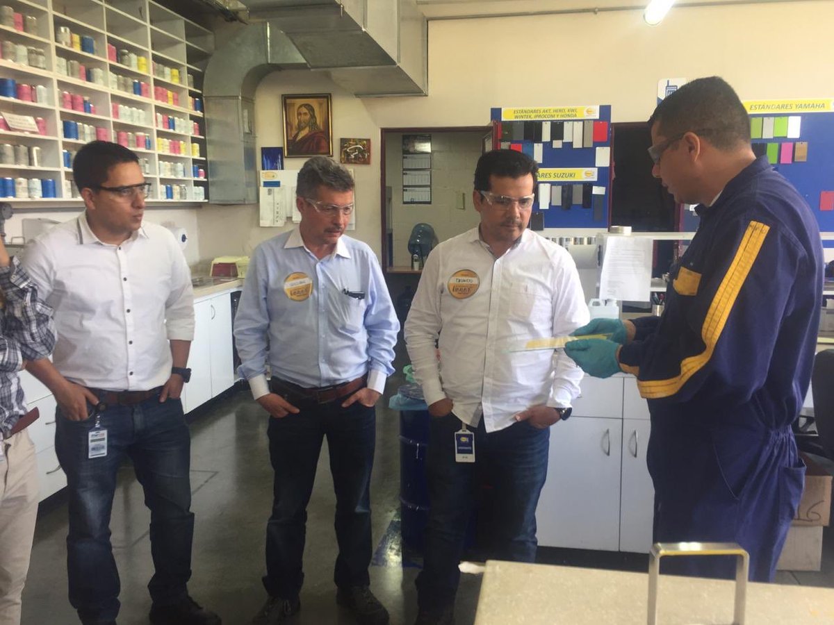 pintuco_oficial's tweet photo. Nuestro desafío de innovar hace que desarrollemos pinturas de alto desempeño para demarcar las vías de nuestro país y aportar a la #SeguridadVial. Hoy nos visitó la @ansvcol para conocer estas soluciones. ¡La #SeguridadVial es nuestro compromiso! 
@MinTransporteCo #ASNV https://t.co/daKNBgRiYL