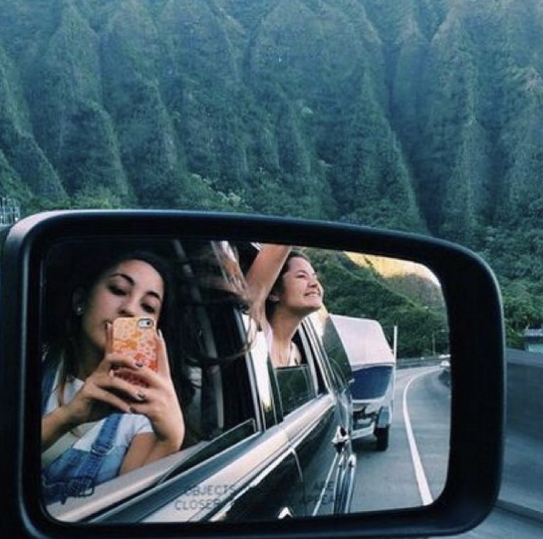 Поехал по другой дорогой. Фотосессия с машиной. Путешествие с друзьями на машине. Отражение в зеркале машины. Путешествие друзей.
