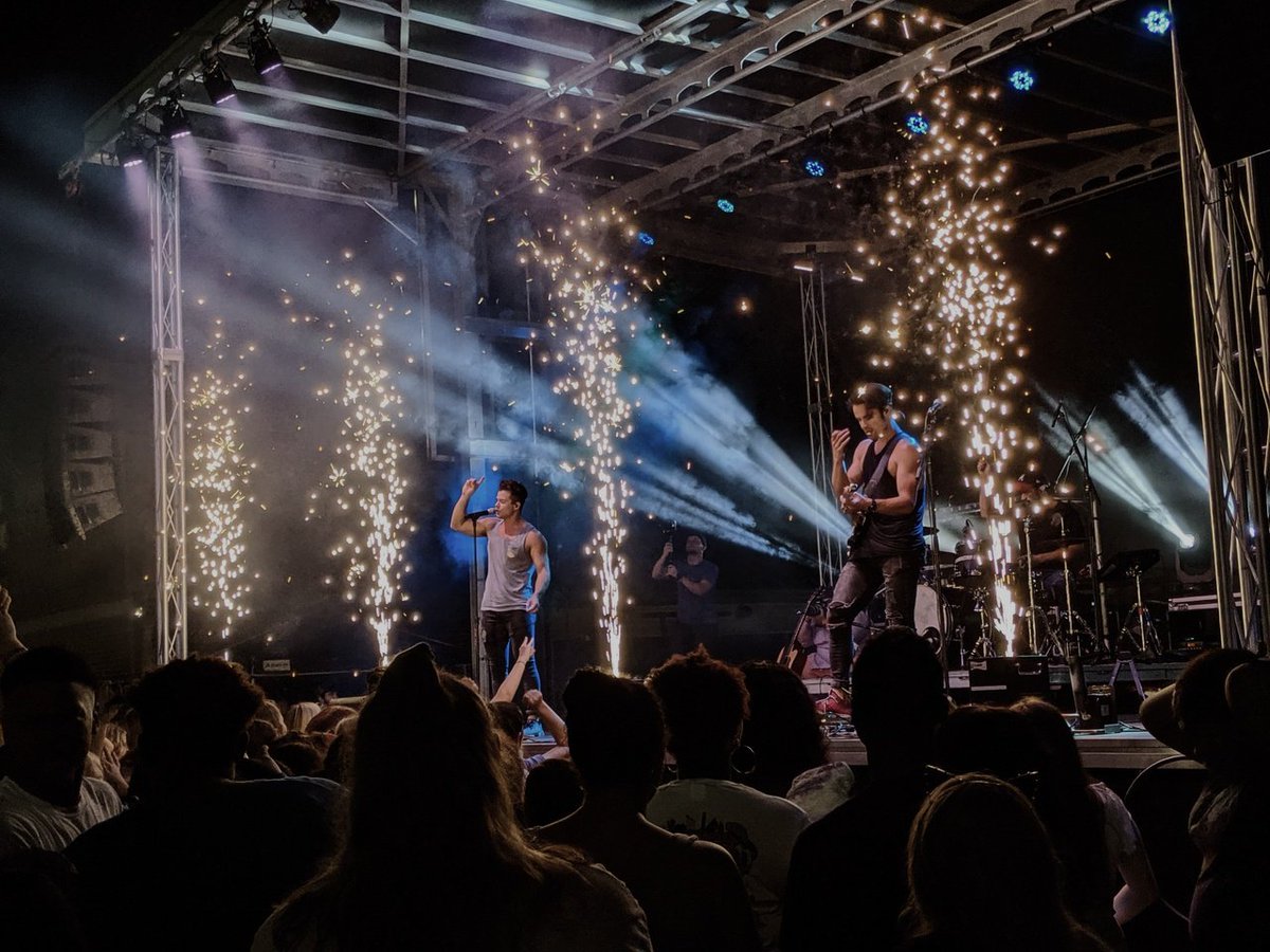 burnin up the stage🔥