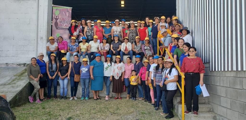 TaboraWaleska's tweet photo. Continuamos con la creación del sub capítulo marcala donde vimos la participación de la mujer productora, donde nos mostraron su interés en formar parte de alianza de mujeres en café de Honduras gracias al apoyo de nuestros socios estratégicos UTZ/RA Y NEUMANN @rgallozzi https://t.co/ePt40YWIyS