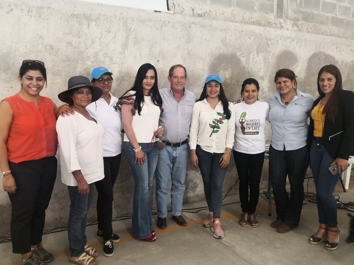 TaboraWaleska's tweet photo. Continuamos con la creación del sub capítulo marcala donde vimos la participación de la mujer productora, donde nos mostraron su interés en formar parte de alianza de mujeres en café de Honduras gracias al apoyo de nuestros socios estratégicos UTZ/RA Y NEUMANN @rgallozzi https://t.co/ePt40YWIyS