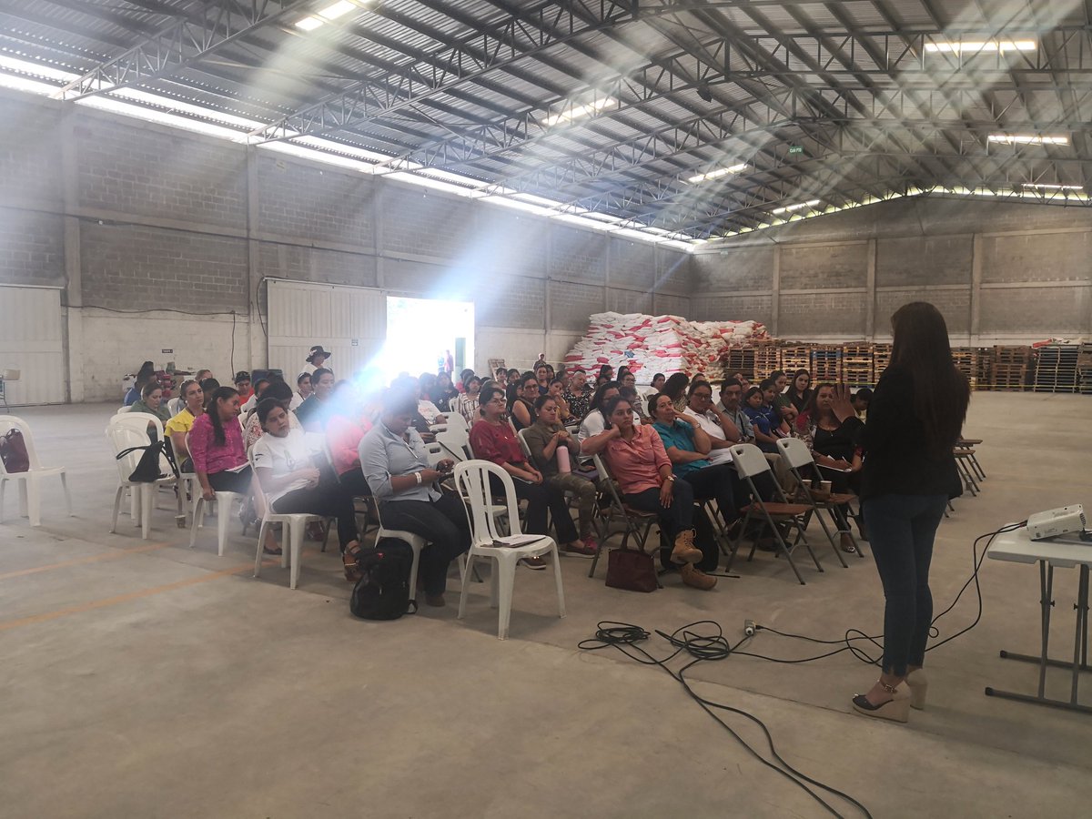 TaboraWaleska's tweet photo. Continuamos con la creación del sub capítulo marcala donde vimos la participación de la mujer productora, donde nos mostraron su interés en formar parte de alianza de mujeres en café de Honduras gracias al apoyo de nuestros socios estratégicos UTZ/RA Y NEUMANN @rgallozzi https://t.co/ePt40YWIyS