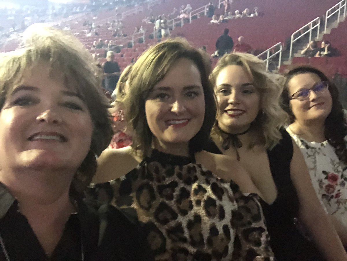 ASnyder_1's tweet photo. @Nic_Collins21 Houston loved having you,  Phil and the gang!! Fantastic show! Thanks for the stick! @Nic_Collins21 https://t.co/RNO3q0lXiu