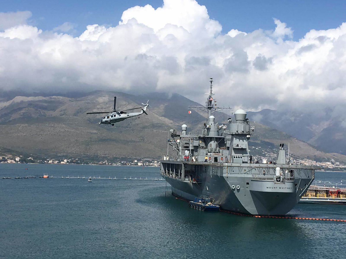 An MH-60S Sea Hawk from the 'Dragon Whales' of Helicopter Sea Combat Squadron #HSC28 leaving USS Mount Whitney (LCC-20)

The Blue Ridge-class #6thFLT command & control ship is in port at the Port of Gaeta, Italy

#USNavy ⚓️🇺🇸