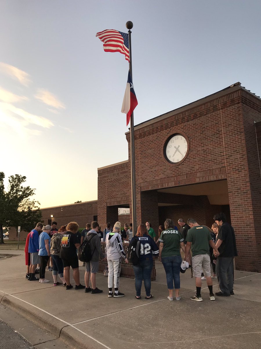 LisaHambyPetty's tweet photo. Together we stand. Together we pray. Together we are stronger than standing alone.  

Matthew 18:20 

#SYAP #WeAreRio #EaglesPray https://t.co/9DiAfC8NSA