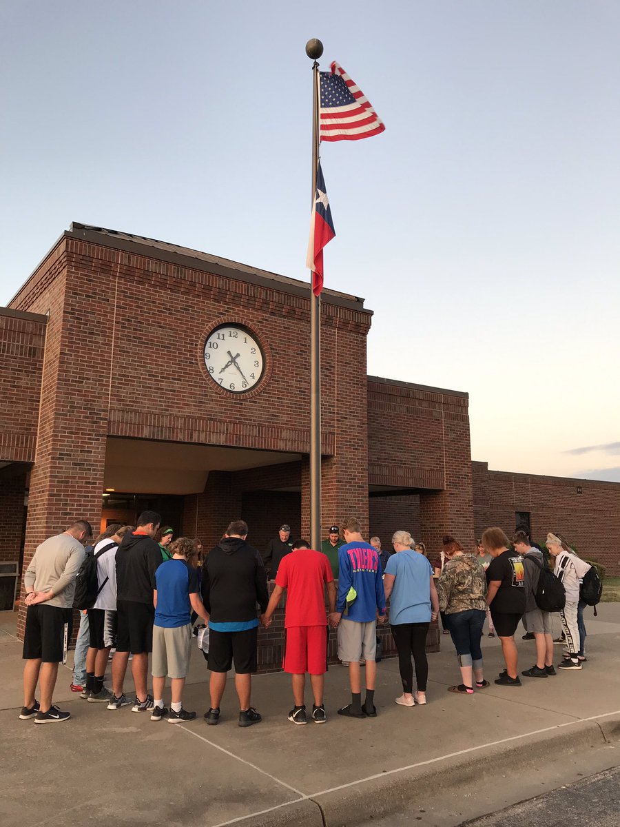LisaHambyPetty's tweet photo. Together we stand. Together we pray. Together we are stronger than standing alone.  

Matthew 18:20 

#SYAP #WeAreRio #EaglesPray https://t.co/9DiAfC8NSA