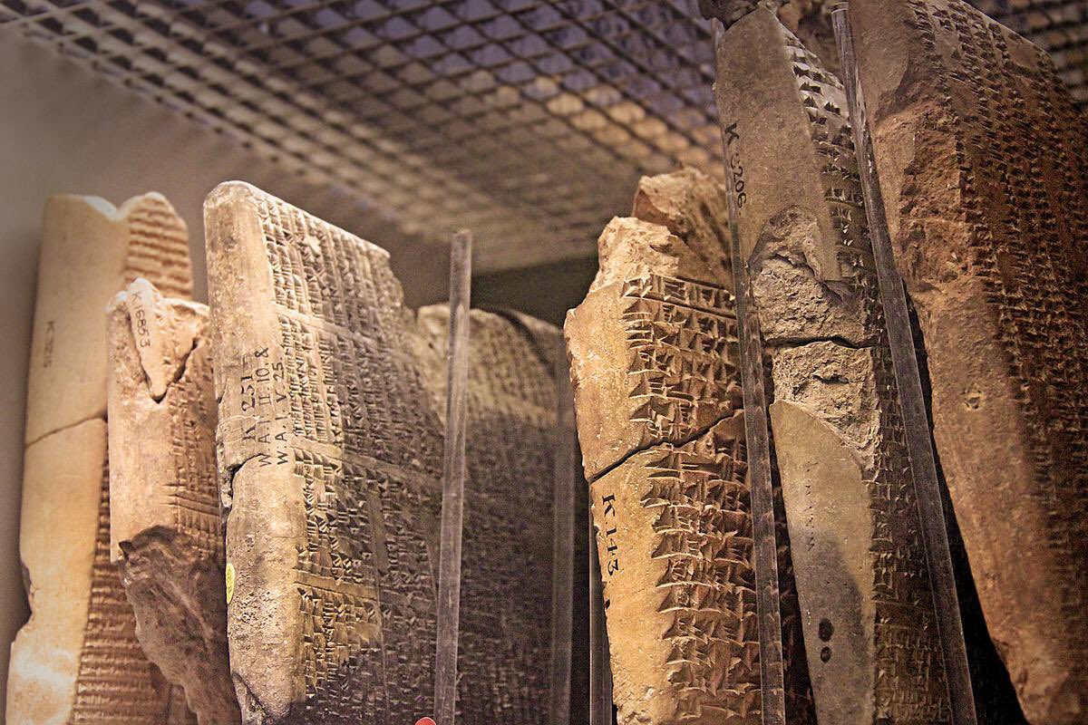 Библиотека ашшурбанапала где. Ассирия библиотека царя Ашшурбанапала. Глиняная библиотека Ашшурбанипала. Древняя библиотека Ашшурбанипала. Библиотека царя Ашшурбанапала глиняные таблички.