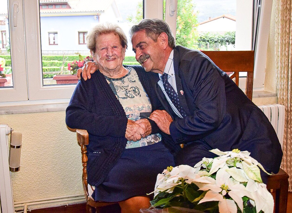 RevillaMiguelA's tweet photo. Mena cumplirá 108 años el 12 de febrero y aquí estaré para celebrarlo. Hoy he venido a verla porque tiene un pequeño catarro. https://t.co/fi9iGuUYb2