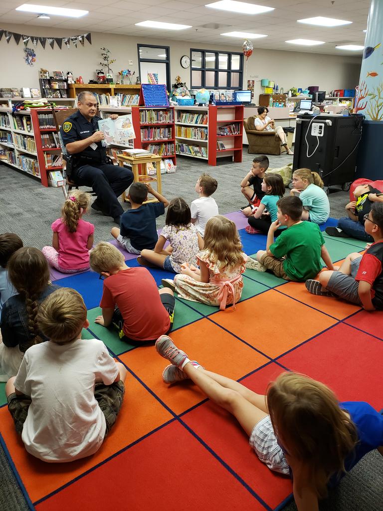 MrsYoungWHE's tweet photo. Officer Morales stopped by to read in the library. The kids loved it! #thehumblelibrarian #proud2bewhe #bethelight https://t.co/9bohAuWMhP