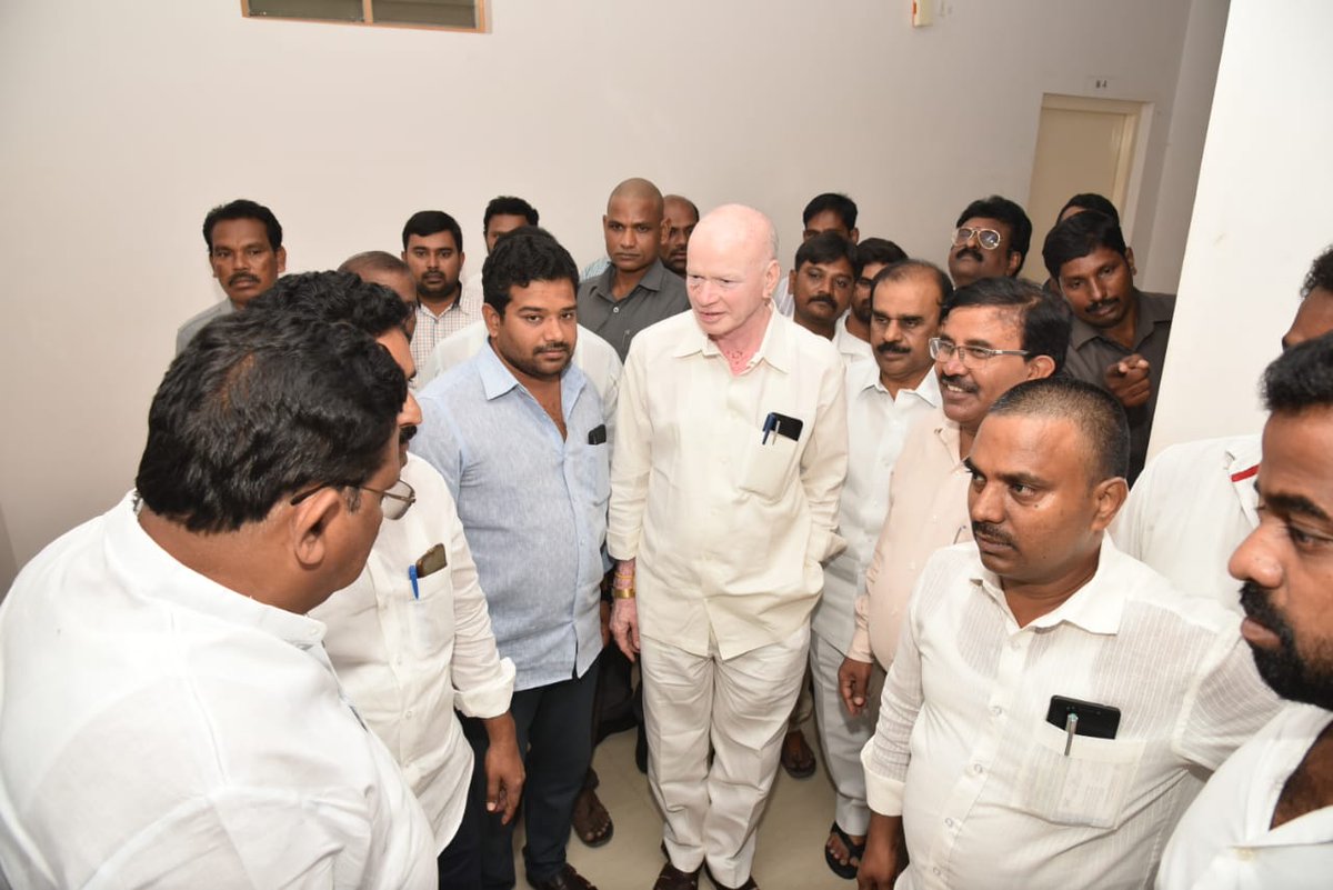 YscrCp's tweet photo. అనంతపురము  జిల్లాకు ఉపముఖ్యమంత్రి వర్యులు పిల్లి సుభాష�� చంద్రబోస్ గారు మరియు గృహ నిర్మాణ శాఖ మంత్రి వర్యులు రంగనాథ్ గారు విచ్చేసిన సందర్భంగా వారికి అనంతపురము ఎమ్మెల్యే #అనంతవెంకటరామిరెడ్డిగారు ఘన స్వగతం పలికారు. మరియు కొందరు వైస్సార్సీపీ రాష్ట్ర ,జిల్లా నాయకులు పాల్గొన్నారు. https://t.co/mFpfaY0Eeo