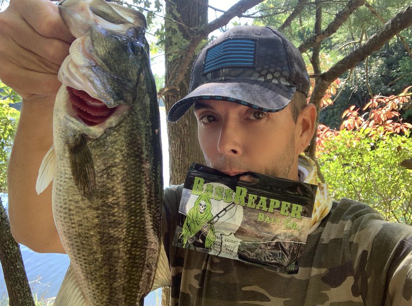 BamaOutdoors's tweet image. Sweet! @Bassreaperbaits Isicles are on fiyaaaa today...
3 fish so far in 5 cast...
Smoking them....
Blessed!!!!🎣🎣🎣🎣