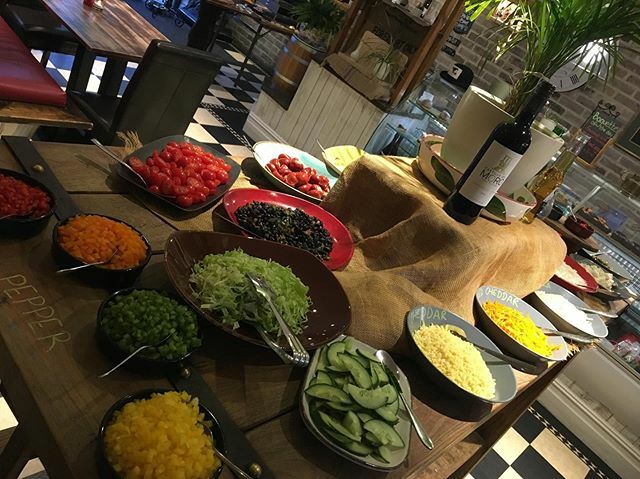 Emm_Power's tweet photo. Oooosh donβt you just love an after-hours meeting when it involves food like this?
@ycscafewinebar π
#MexicanNight #MexicanFood #TalkingHR #TalkingLandD #MarketingStrategy #Training #LoveYourJob #Networking #YCs #YarlburyYums π #ShopLocal #EatLocal β¦ https://t.co/QyTwWkRbKK https://t.co/eUxtlgbEso