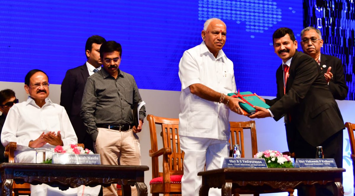 CMofKarnataka's tweet photo. 'ಜಾಗತಿಕ ಸ್ಪರ್ಧಾತ್ಮಕತೆಗೆ ಕೌಶಲ್ಯ ಮತ್ತು ಉದ್ಯಮಶೀಲತೆ-ಬದಲಾಗುತ್ತಿರುವ ಭಾರತದ ನಡೆ' ಕುರಿತ #NATCON2019 ಸಮ್ಮೇಳನವನ್ನು ಉದ್ದೇಶಿಸಿ ಮಾತನಾಡಿದ ಮುಖ್ಯಮಂತ್ರಿಗಳು ಕರ್ನಾಟಕವು ಕೌಶಲ್ಯಾಭಿವೃದ್ಧಿ ನೀತಿ ಜಾರಿಗೆ ತಂದ ಮೊದಲ ರಾಜ್ಯವಾಗಿದ್ದು, ಕೌಶಲ್ಯ, ಉದ್ಯಮಶೀಲತೆ ವೃದ್ಧಿಗೆ ಕೇಂದ್ರ ಹಾಗು ರಾಜ್ಯ ಸರ್ಕಾರಗಳ ಕ್ರಮಗಳನ್ನು ವಿವರಿಸಿದರು. https://t.co/4feNUfx1PQ