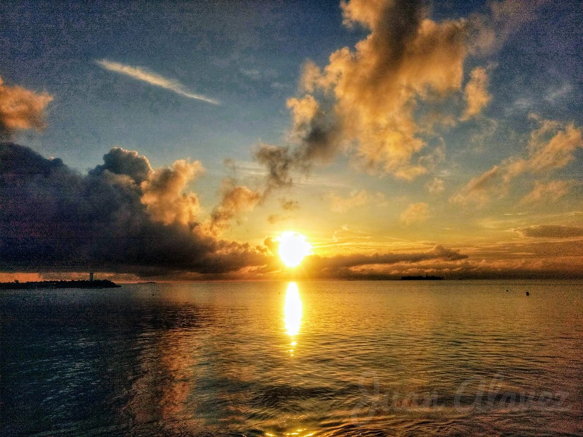 spcver's tweet photo. 25/09/2019

El amanecer de este miércoles visto desde Playa Villa del Mar en el Heroico Puerto de Veracruz.

En la imagen captada por @juanitoalavez, se observan nubes #cúmulus #mediocris en disipación.

@webcamsdemexico 
@PCEstatalVer https://t.co/IS6vVpTxt3