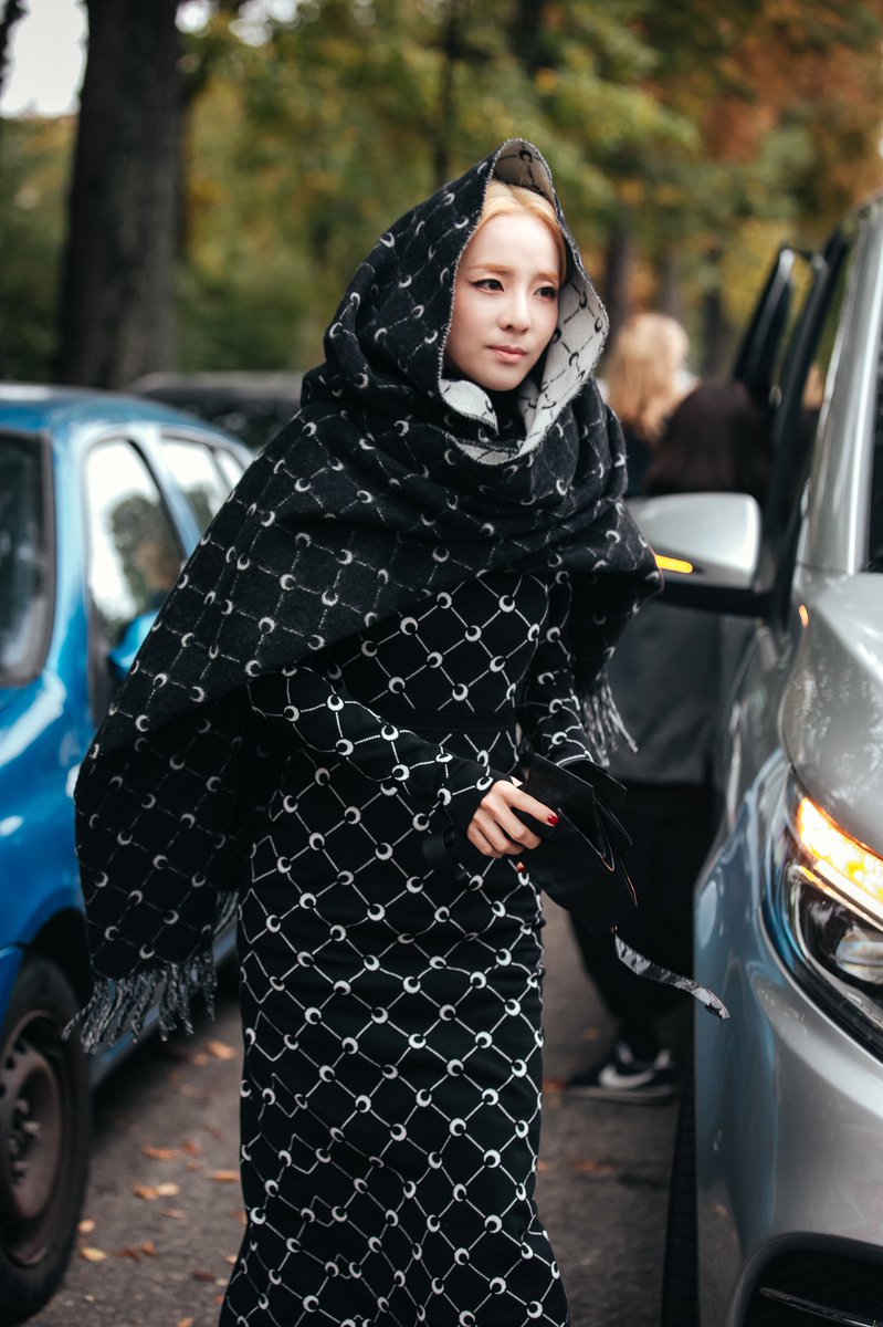 krungy21's tweet photo. #Dara in #pfw #marineserre photo by #jaylim 📷 https://t.co/lBhcN2nokR