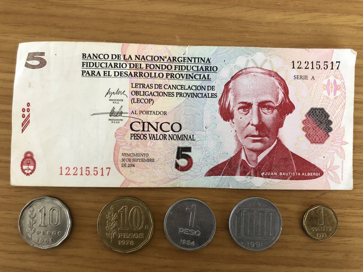 danielazamit's tweet image. Mostrándole a mi hijo mi colección de monedas... me mata la moneda de 1000 australes! cómo le explico? Se me venció el Lecop! #pordondeempiezo