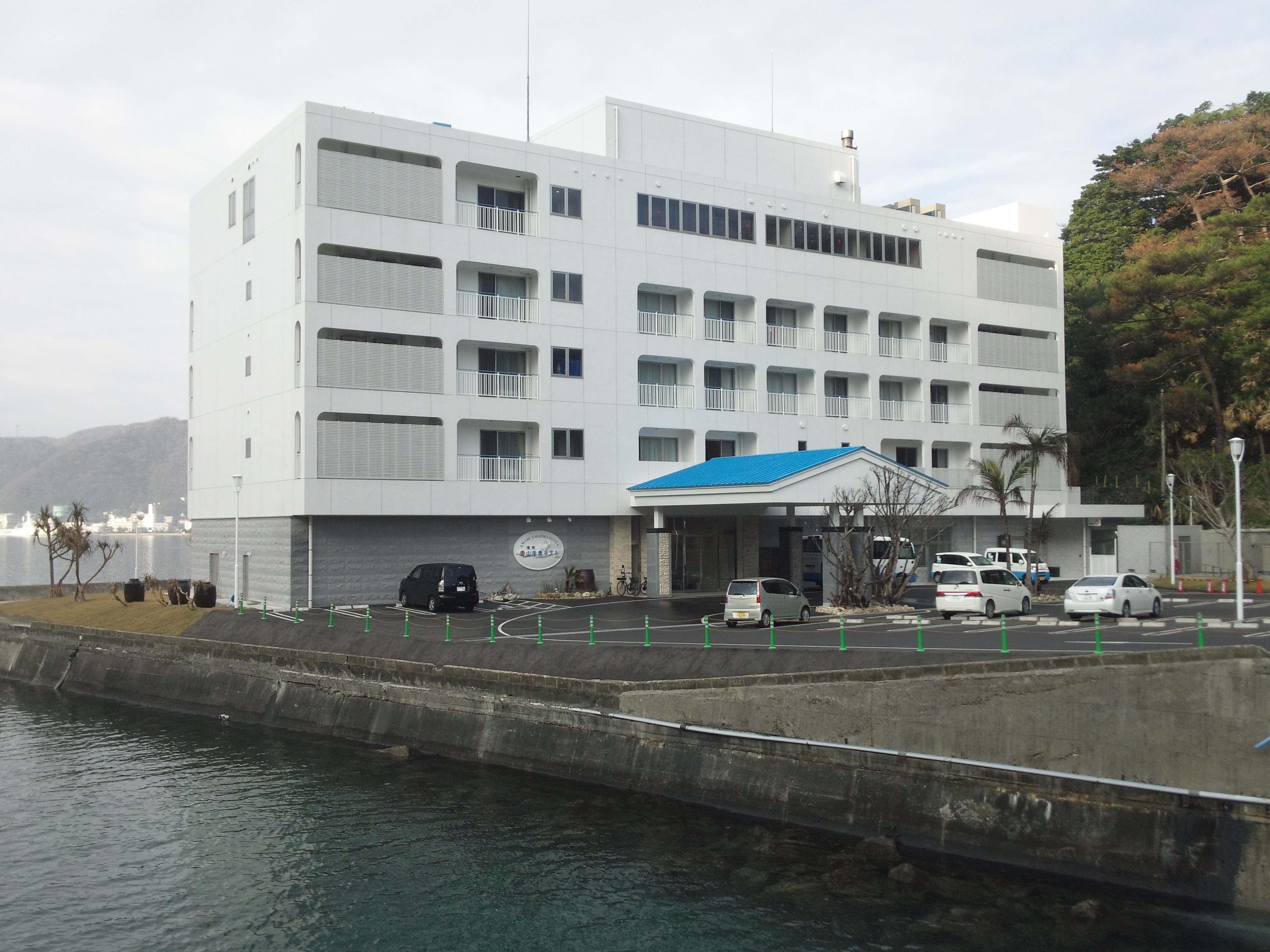 出てこいシャザーン 奄美山羊島ホテル 鹿児島県名瀬市 名瀬港の陸続きの小島に建てられたホテル 以前は奄美シーサイドホテルだった場所で２０１３年に完全新築でオープンした お部屋は洋室でシングルやダブルのお部屋もある ５階に展望大浴場があるのが