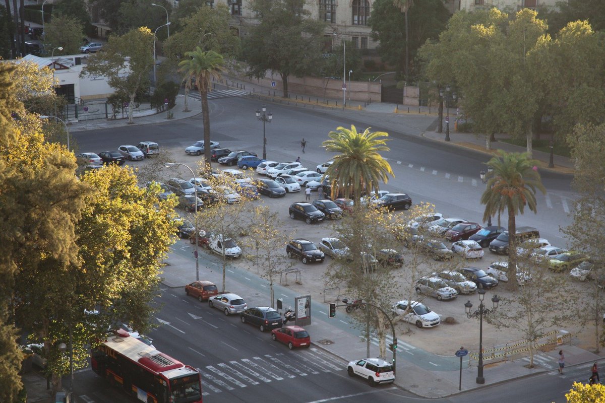 AdepaSevillaHca's tweet photo. Este aparcamiento,“cuidado”por gorrillas,con inmensos baches y con árboles talados se encuentra delante del monumento más visitado de Sevilla,Plaza de España y Capitanía, ¿cuándo se hará ahí definitivamente un parking subterráneo y se ajardinará la zona? Lo de hoy, nos avergüenza https://t.co/PN5YPDc6Du