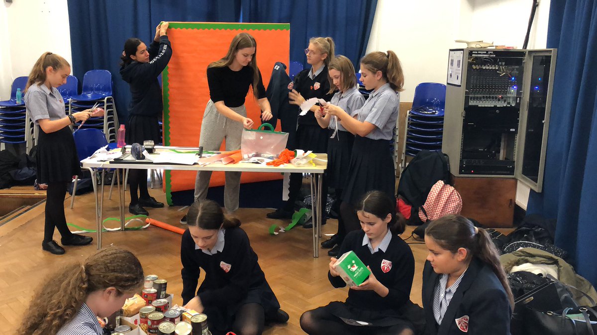 misshmfl's tweet photo. Head of House hat on: #clothworkers are busy setting up for harvest #WeRHolt https://t.co/lraag7tOcZ