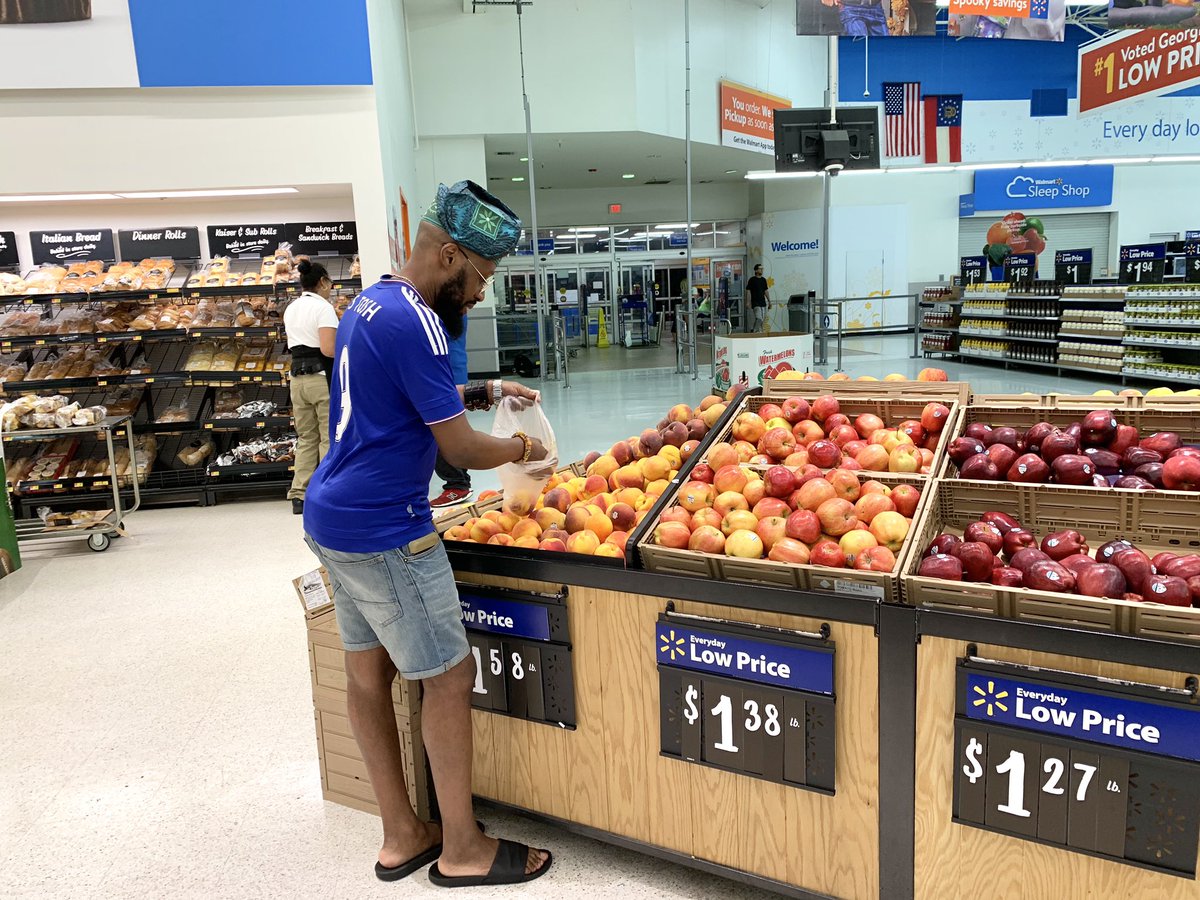 ShoggyShoggz's tweet photo. Day 2. Visit to @Walmart (which we do not have in England). Bought a lot of fruits for smoothie 🥝🍏🍑🍐🍌🍇🍎
#ShoggyToshInTheUSABuilding #TripleTee #ComingToAmerica2 https://t.co/JvaEBrGQxa