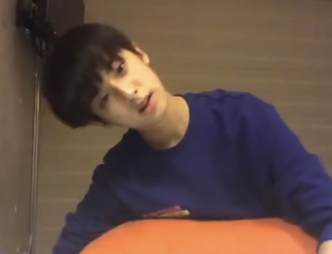 voodoca's tweet photo. 민규 첫라방 ㄴㅁ귀여워.. 혼자 강쥐cctv각도로 앉아서 이렇게..이롷게 하는건가요 가로로 보인다구요 죄송해요x28271 하다가 갑자기 손에 도넛 묻었다고 경악하며 앵글 밖으로 사라짐 https://t.co/oIgZzD7mZf