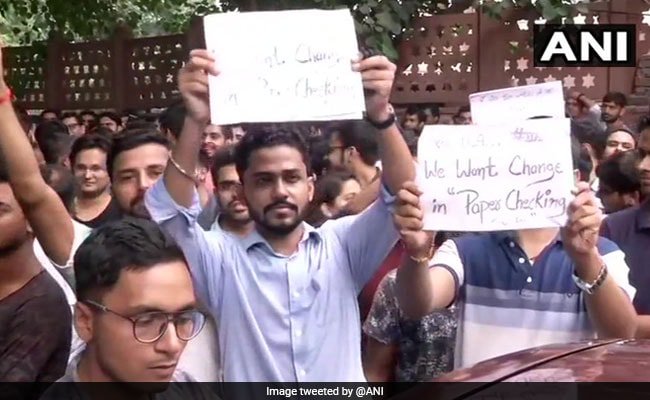 ndtv's tweet photo. Protesting Chartered Accountant’ aspirants demand change of evaluation rules https://t.co/RZQKyBmVrV 

#dearicaiammend39_4 

#dearicaipleasechange https://t.co/p0uWjRbXAb